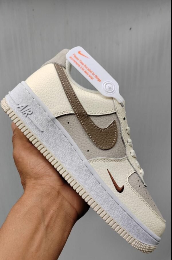 Sneakers سنيكرز