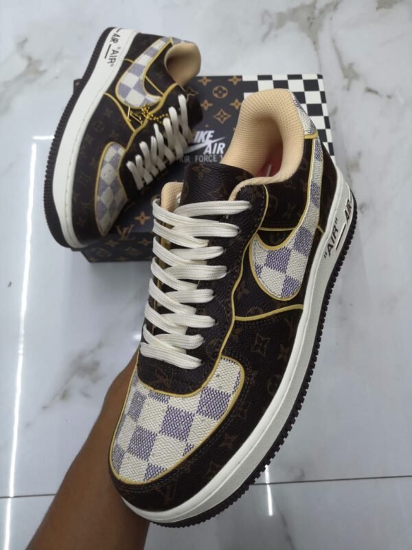 Sneakers سنيكرز