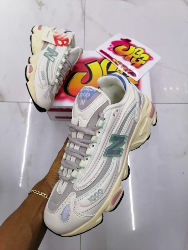 Sneakers سنيكرز