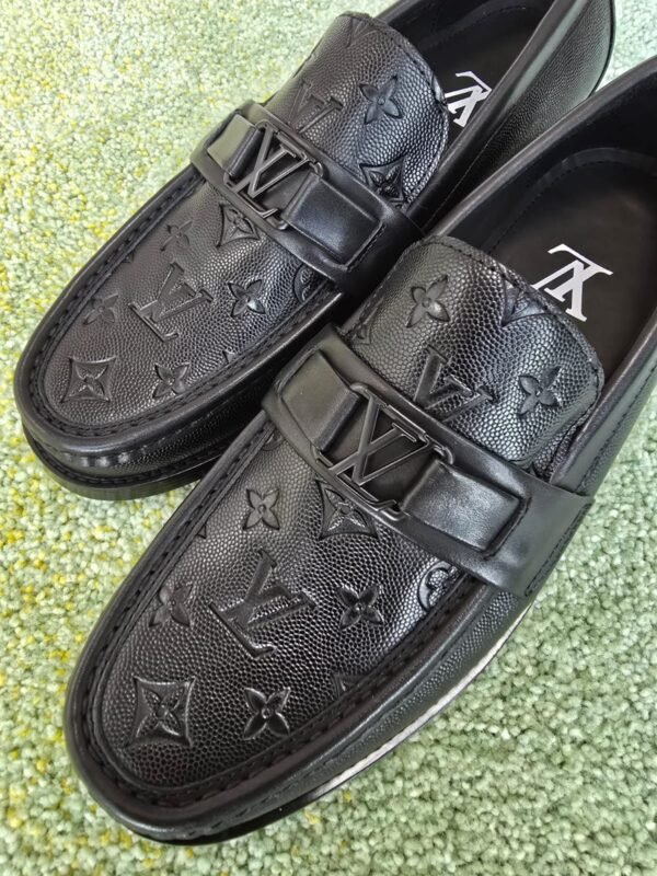 Sneakers سنيكرز