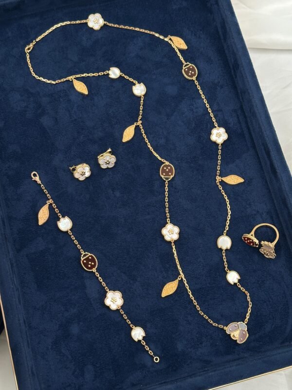 Accessories اكسسوارت