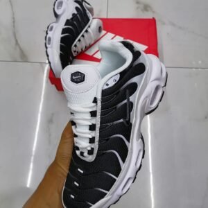 Sneakers سنيكرز
