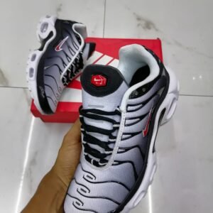 Sneakers سنيكرز