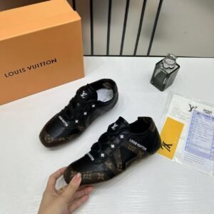 Sneakers سنيكرز