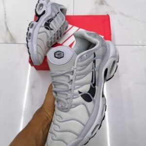 Sneakers سنيكرز